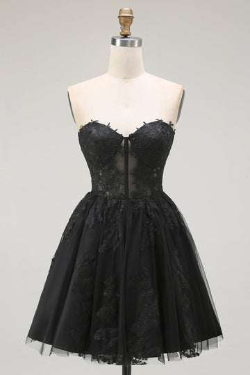 Vestido de cóctel corto con corsé transparente aplicado en forma de corazón negro